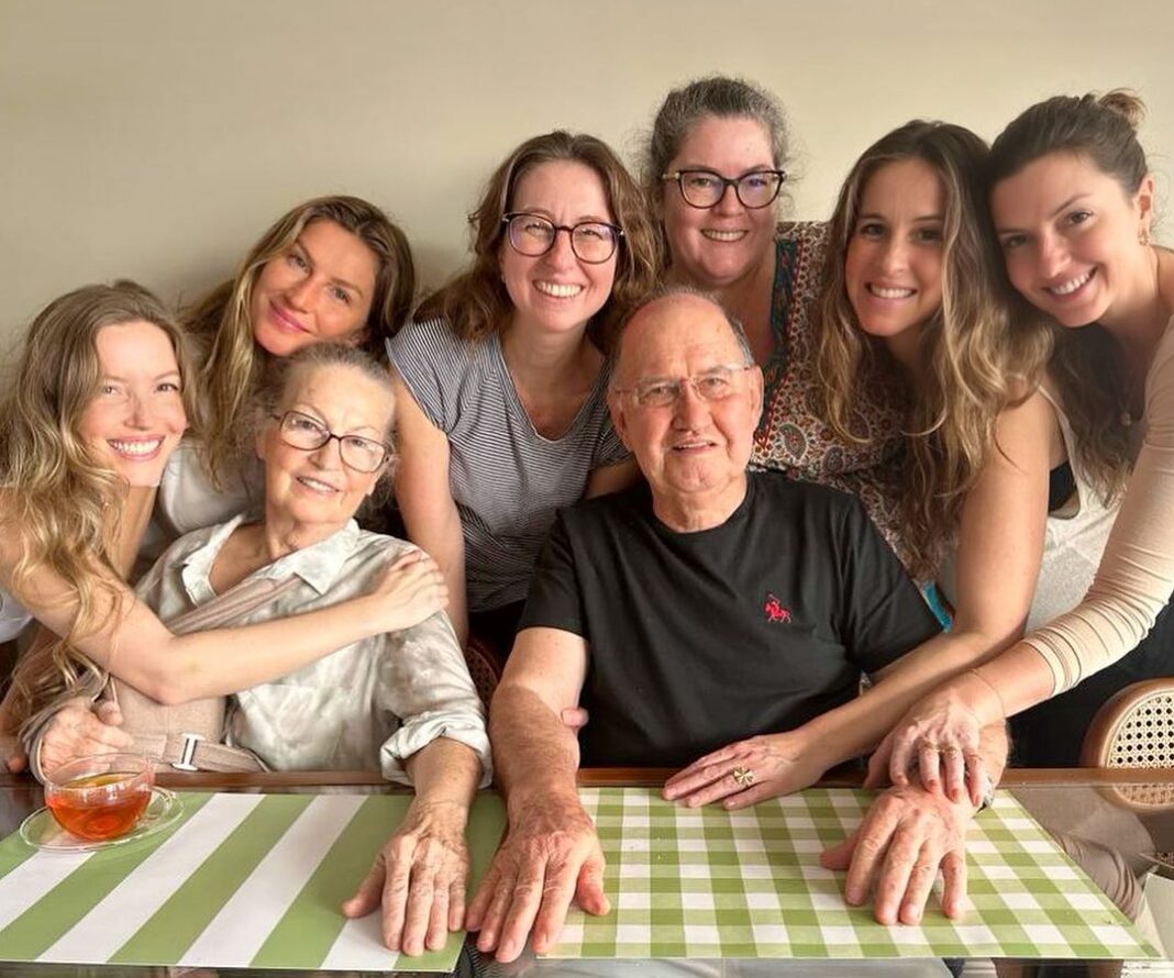 Gisele Bündchen shared a family photo of her siblings and parents on her Instagram.