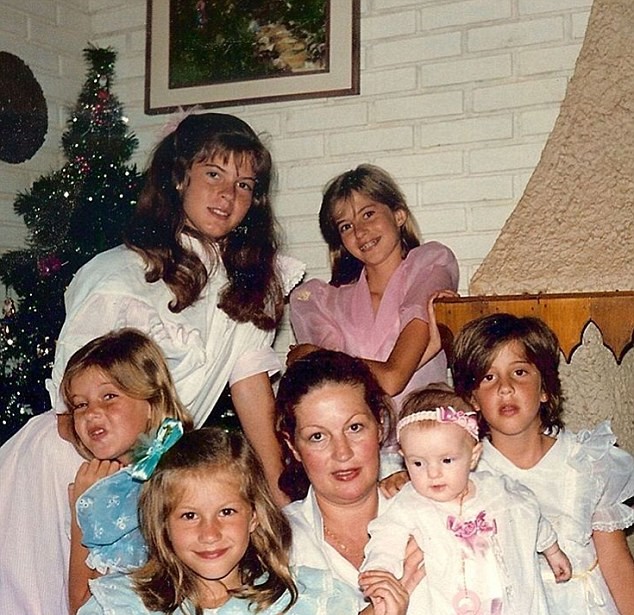 Rafaela Nonnenmacher Bündchen with her mom and siblings.